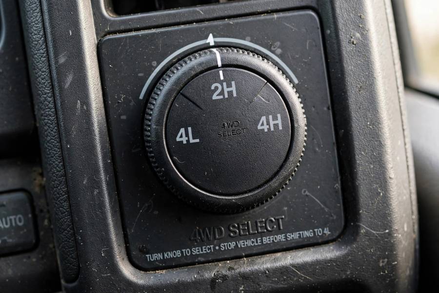 4WD selector dial showing 4WD Low vs 4WD High positions