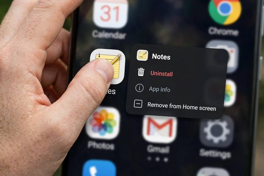 Long-pressing an Android app icon showing the uninstall option
