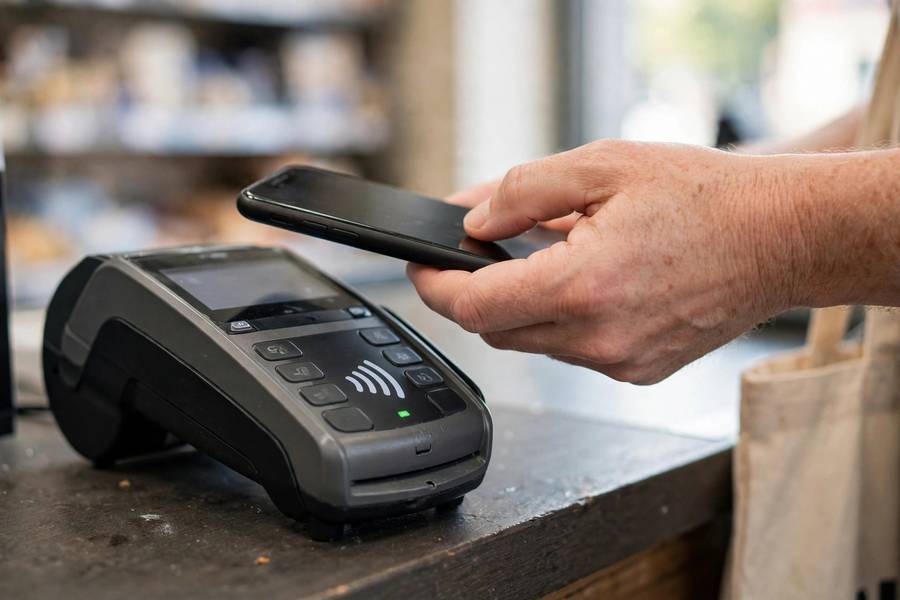 Customer making a B2C purchase illustrating what is B2C transactions